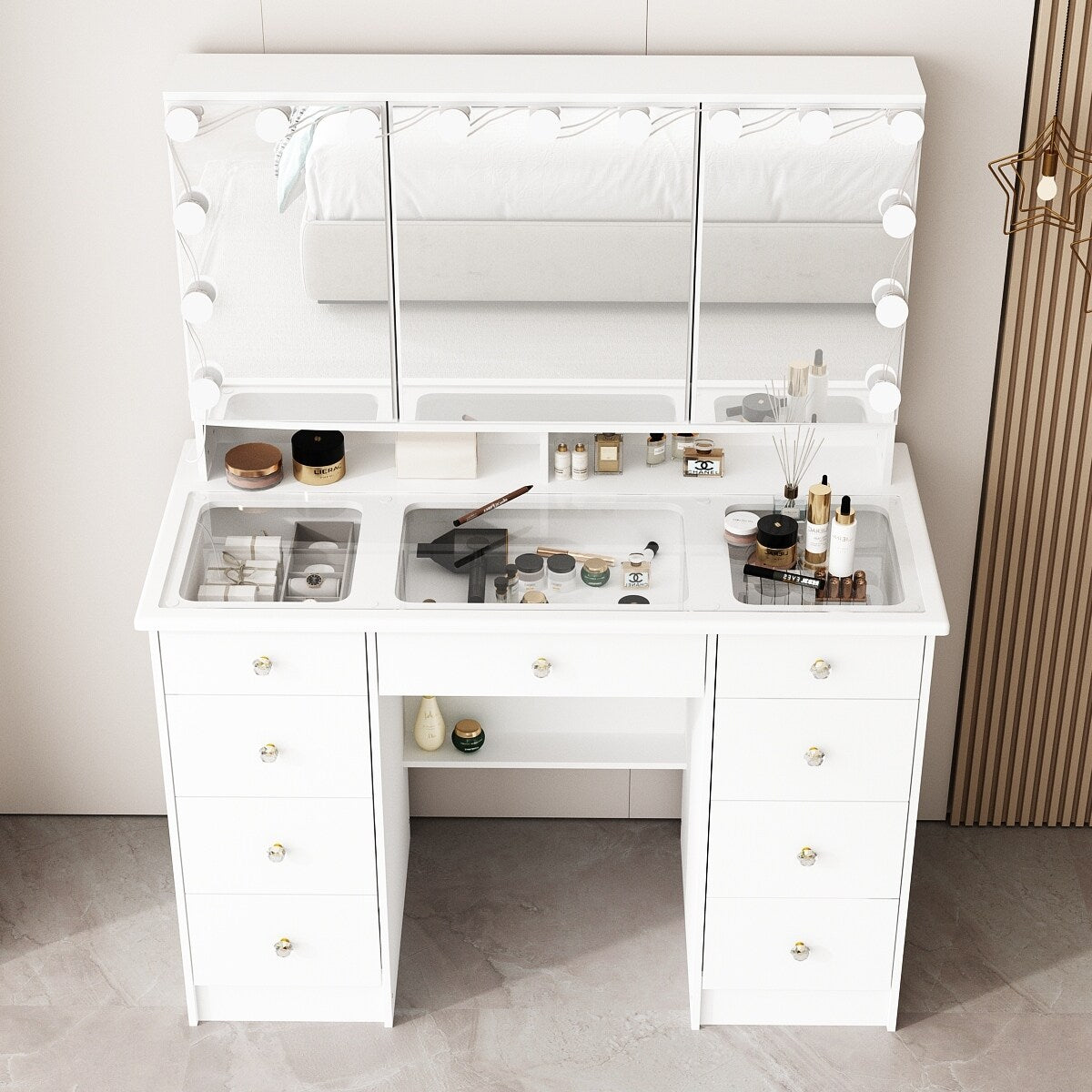 Mobiletto per il trucco con specchio a tre ante, illuminazione certificata, cassettiera con ripiano in vetro