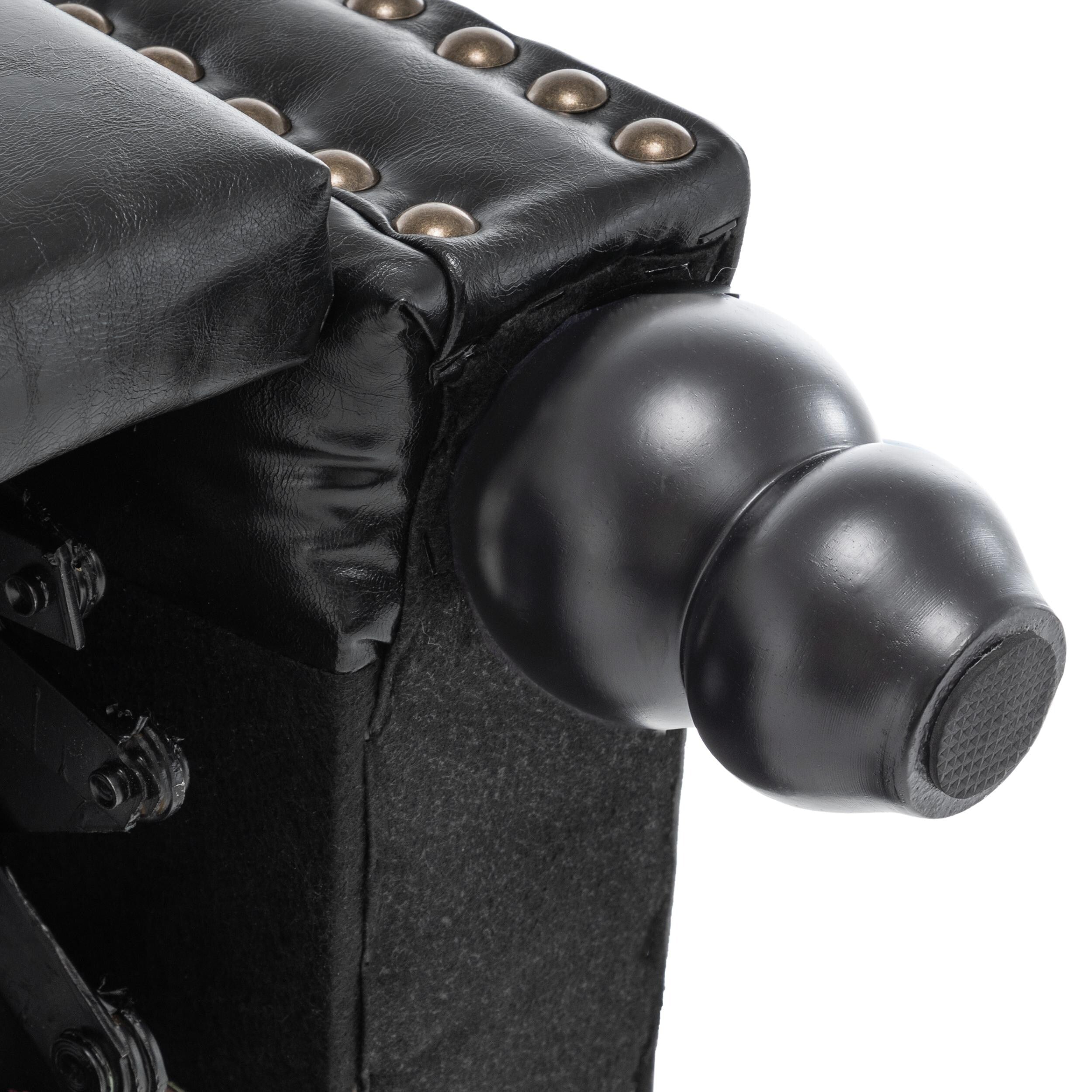 Poltrone reclinabili manuali con schienale a spinta e finiture con borchie