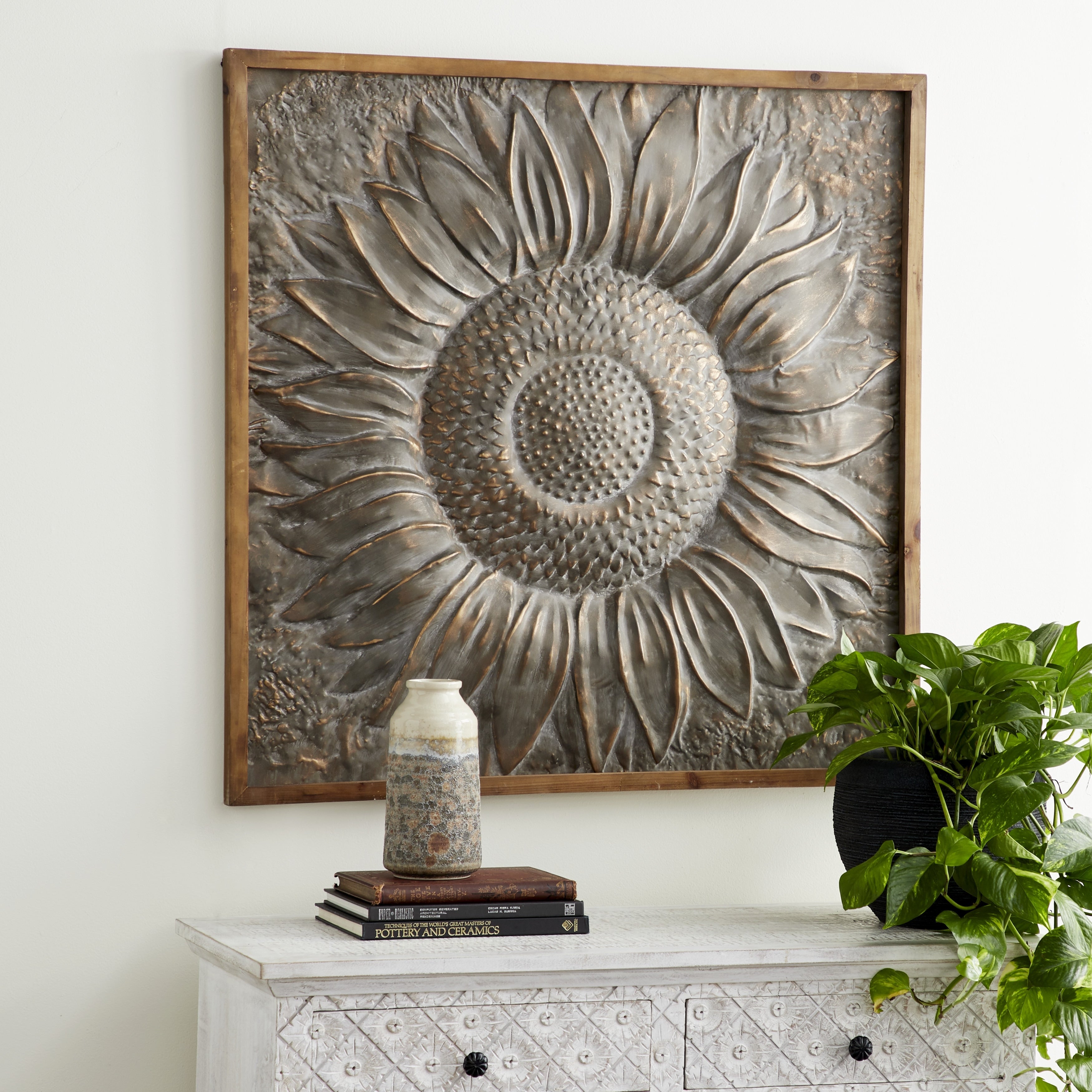 Decorazione da parete in metallo con motivo floreale a girasole e dettagli in rilievo - Grigio - Roche River Decor