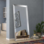Specchio da parete a figura intera in argento riflettente smussato ed elegante, metallizzato