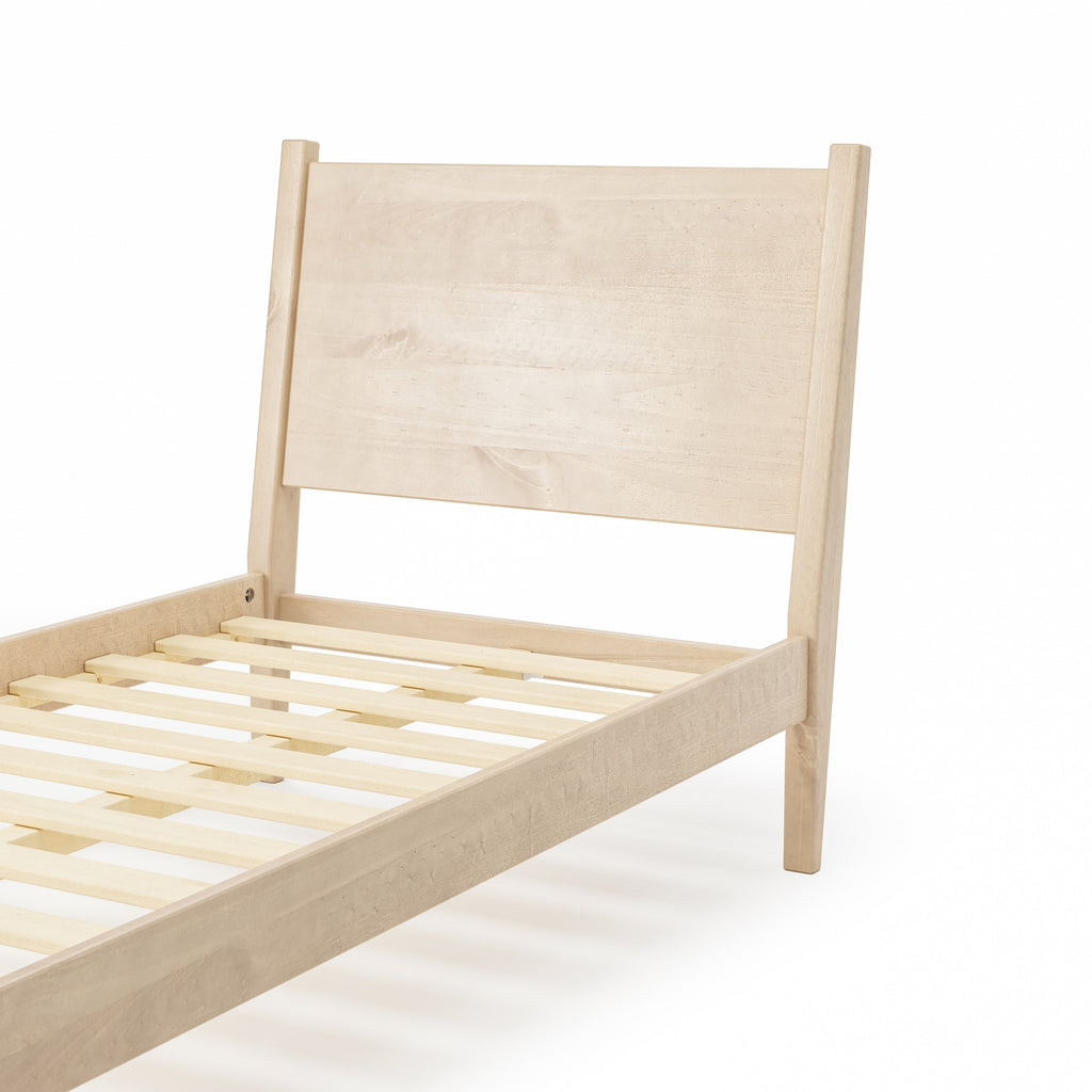 Letto a pannelli di metà secolo
