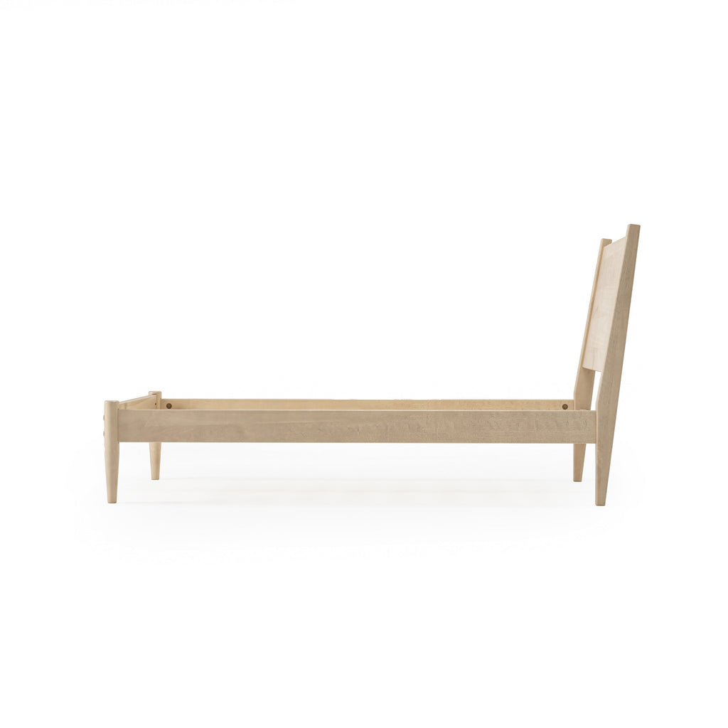 Letto a pannelli di metà secolo
