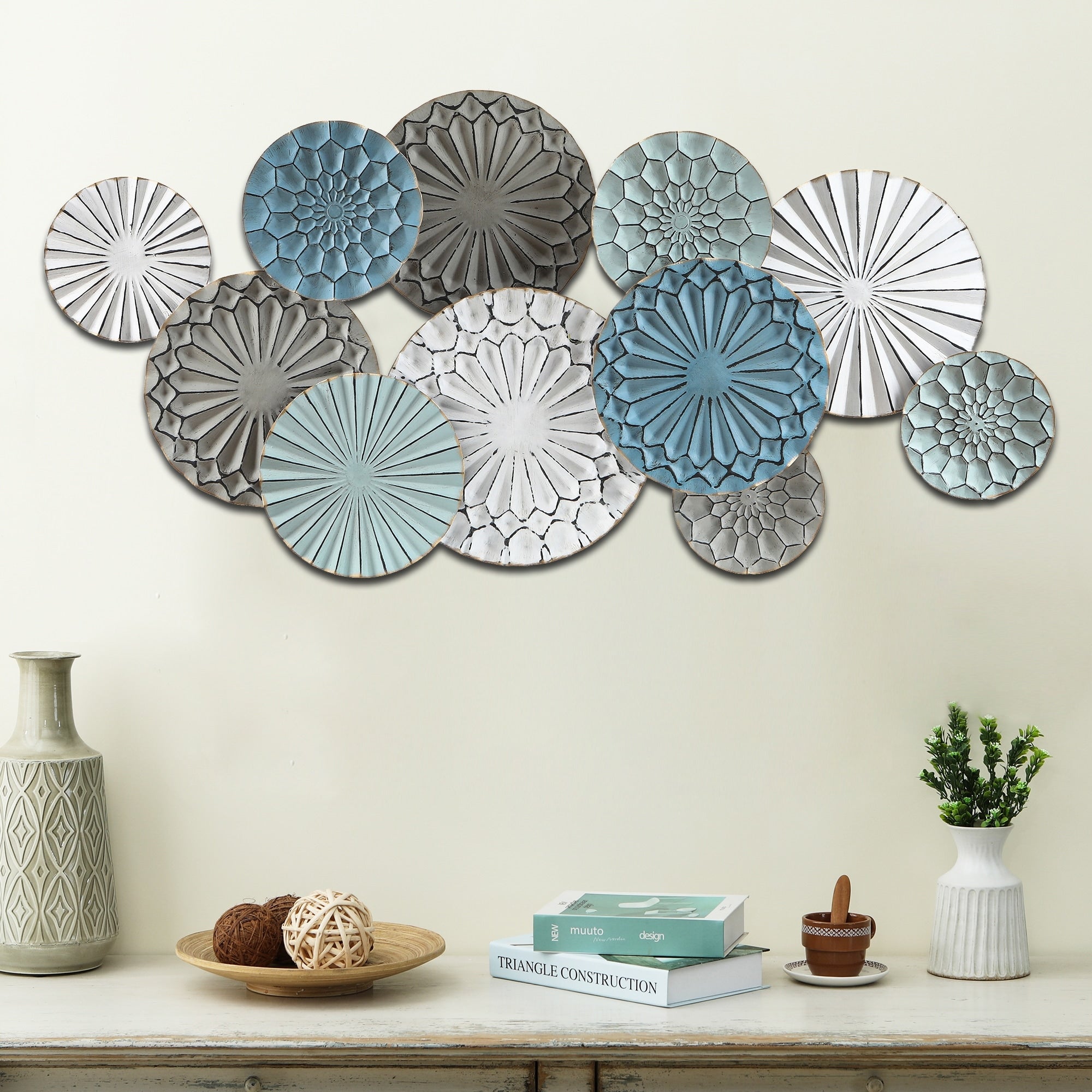 Decorazione da parete con piatti floreali in metallo multicolore