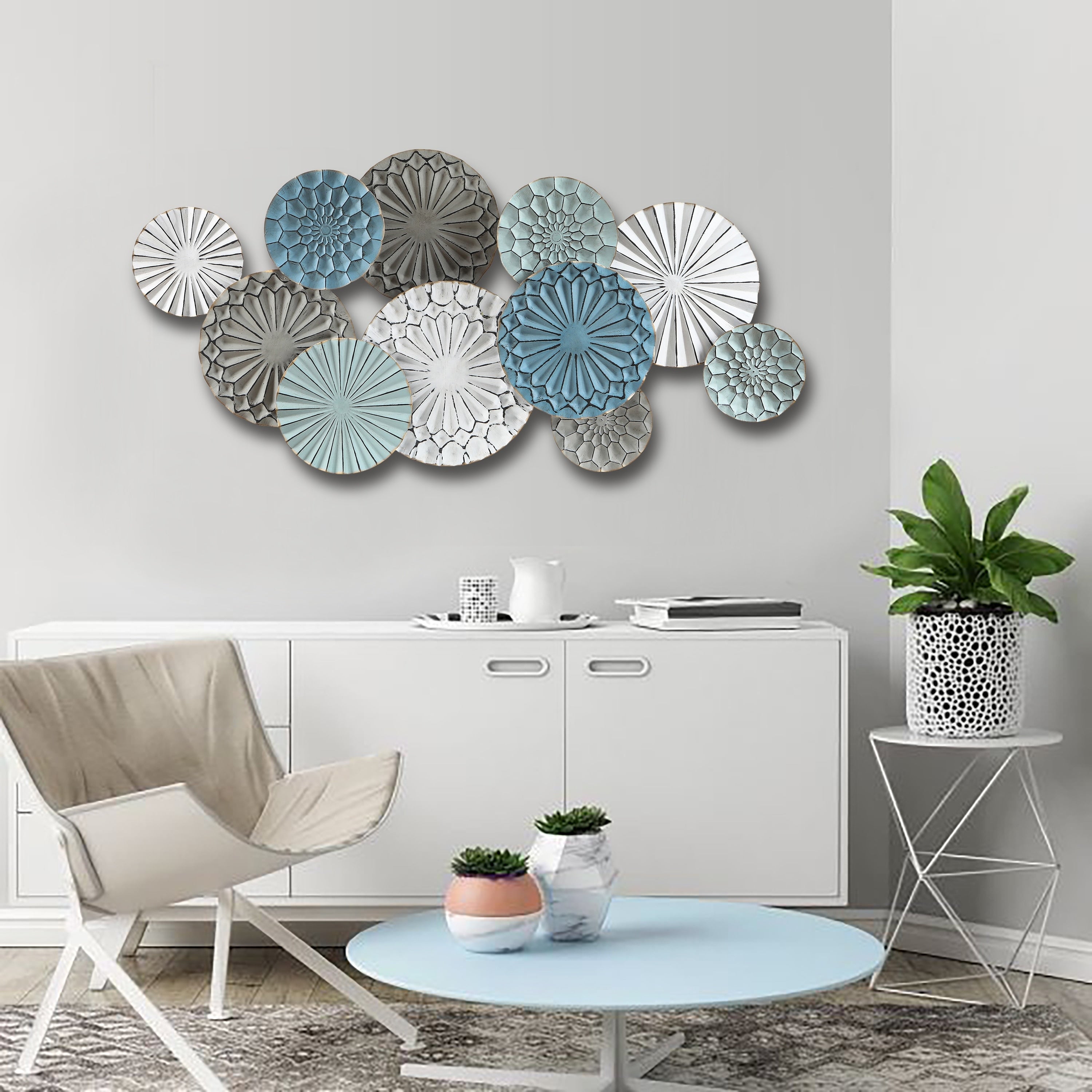 Decorazione da parete con piatti floreali in metallo multicolore