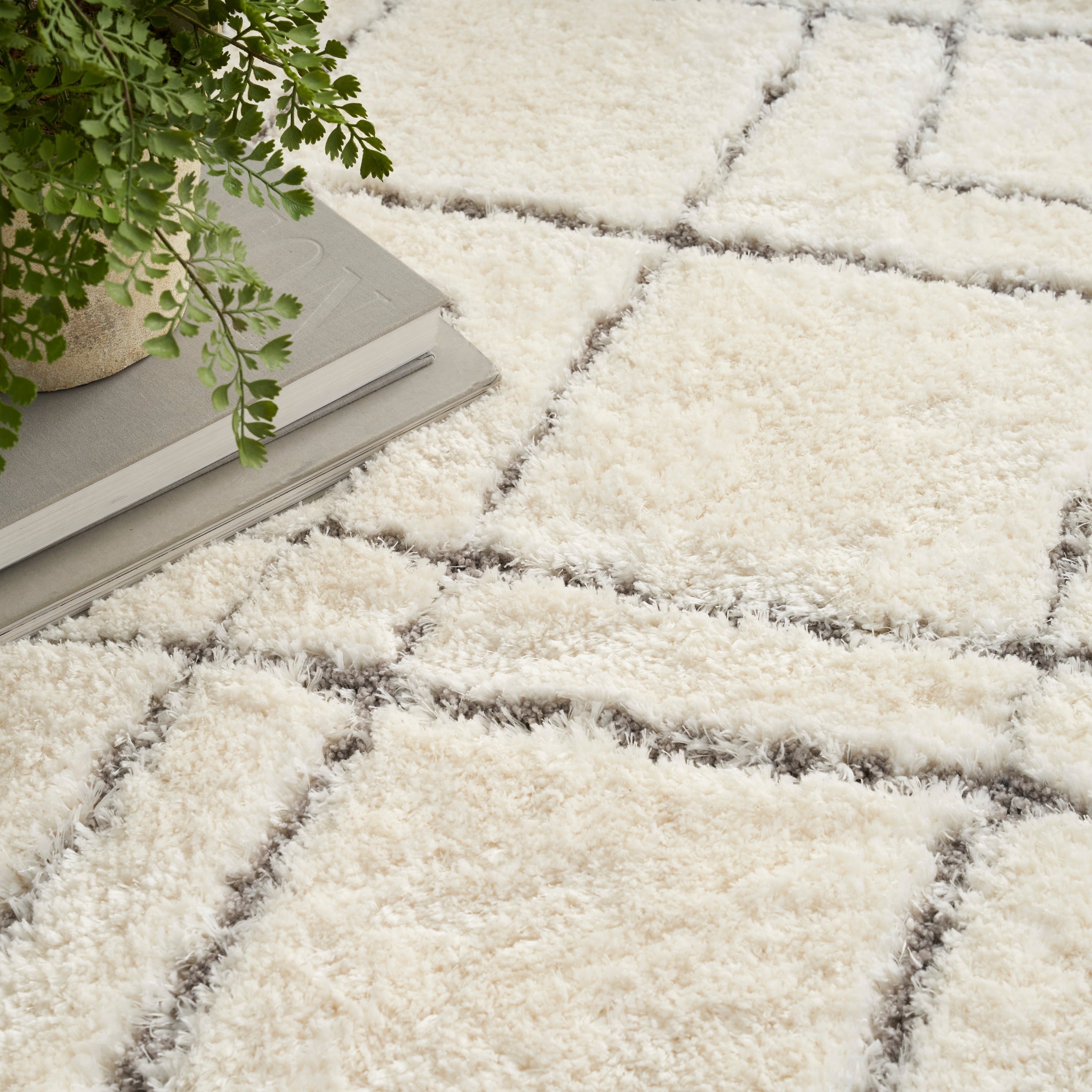 Tappeto geometrico astratto in pelo ultra morbido di Nourison, lussuoso