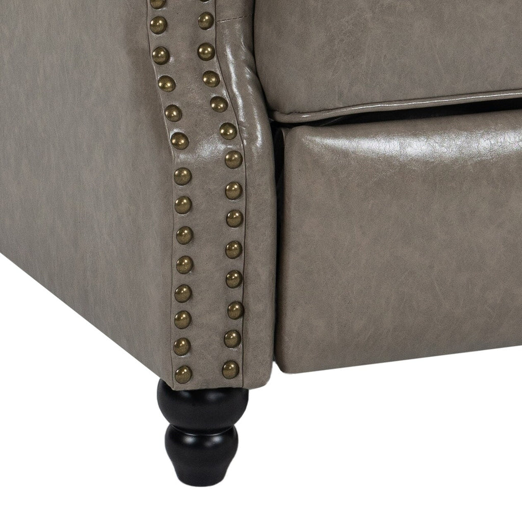 Poltrone reclinabili manuali con schienale a spinta e finiture con borchie