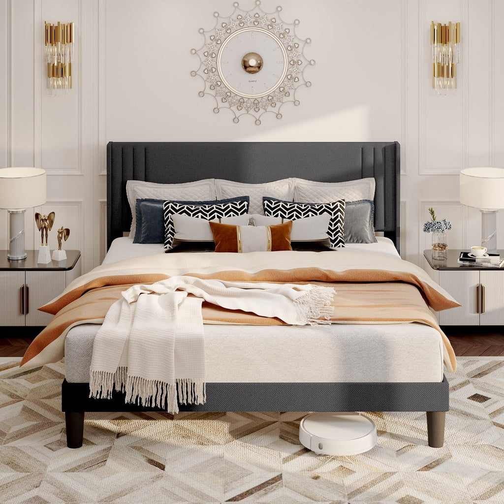 Letto imbottito con canali verticali queen/full e testiera wingback