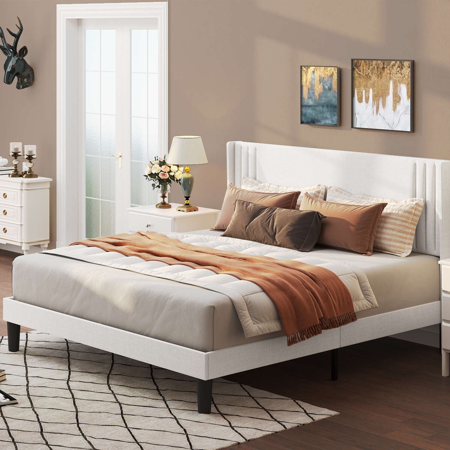 Letto imbottito con canali verticali queen/full e testiera wingback