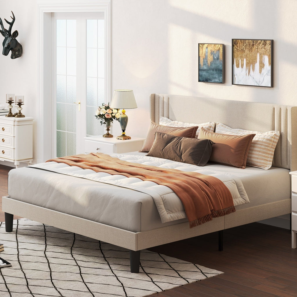 Letto imbottito con canali verticali queen/full e testiera wingback