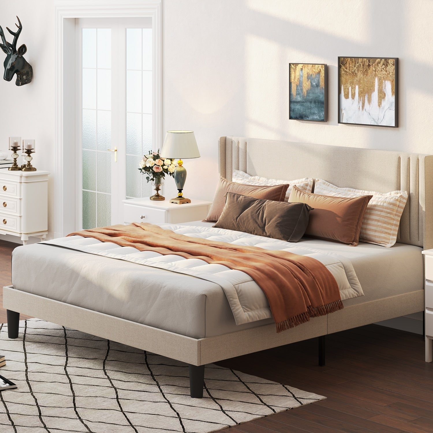 Letto imbottito con canali verticali queen/full e testiera wingback
