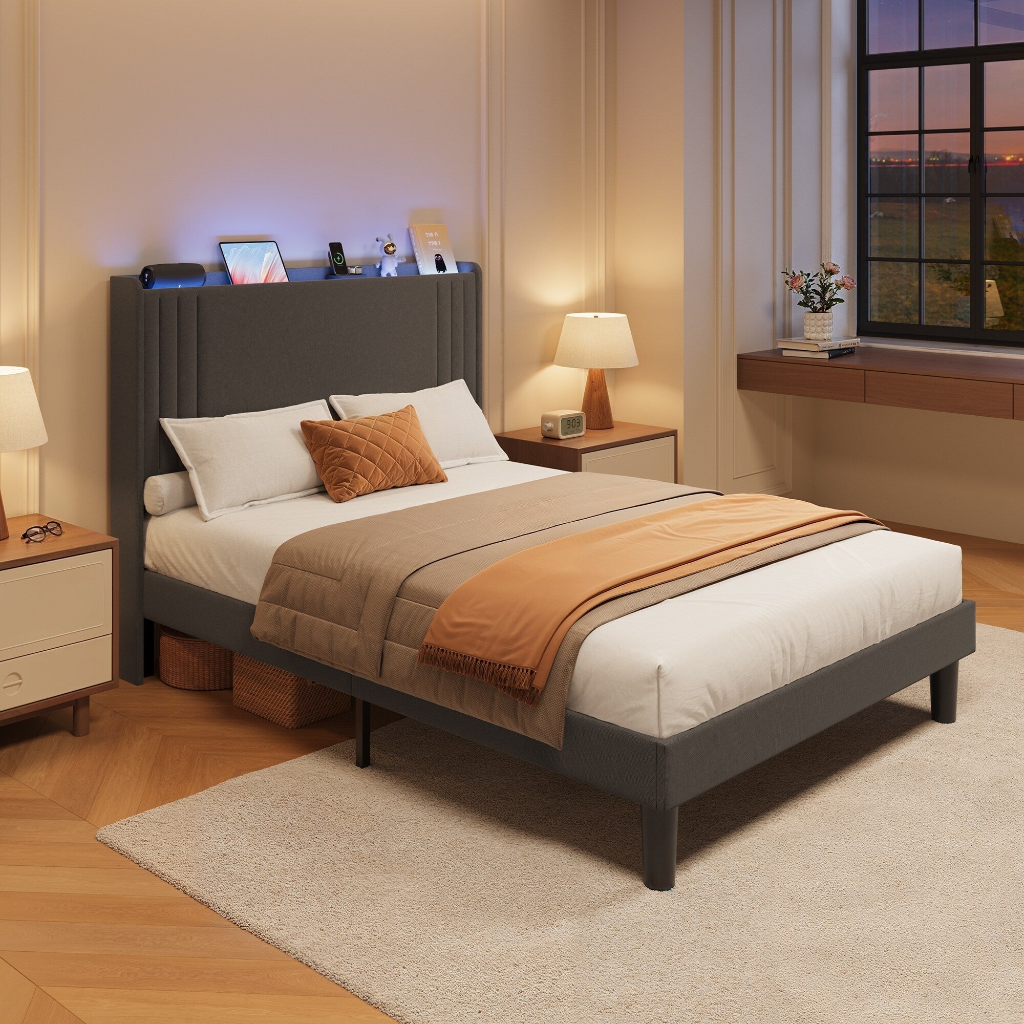 Letto imbottito con canali verticali queen/full e testiera wingback