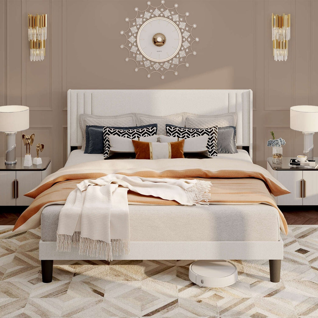 Letto imbottito con canali verticali queen/full e testiera wingback