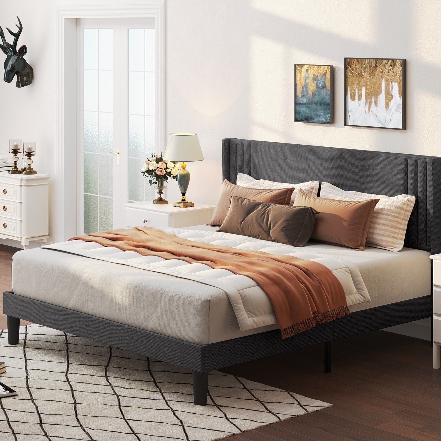 Letto imbottito con canali verticali queen/full e testiera wingback