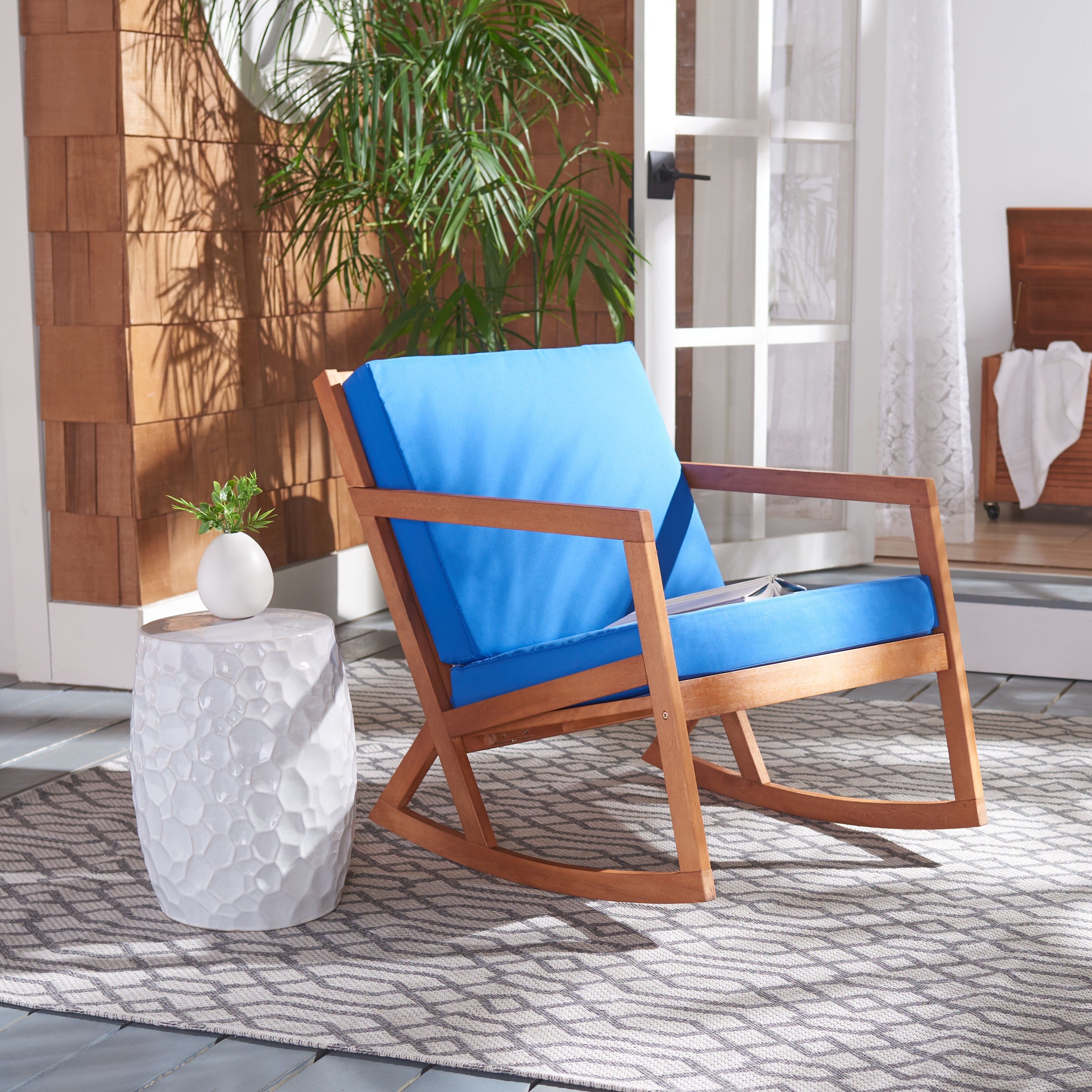 Sedia a dondolo da esterno SAFAVIEH Makaila con cuscino - 26L x 31P x 38A