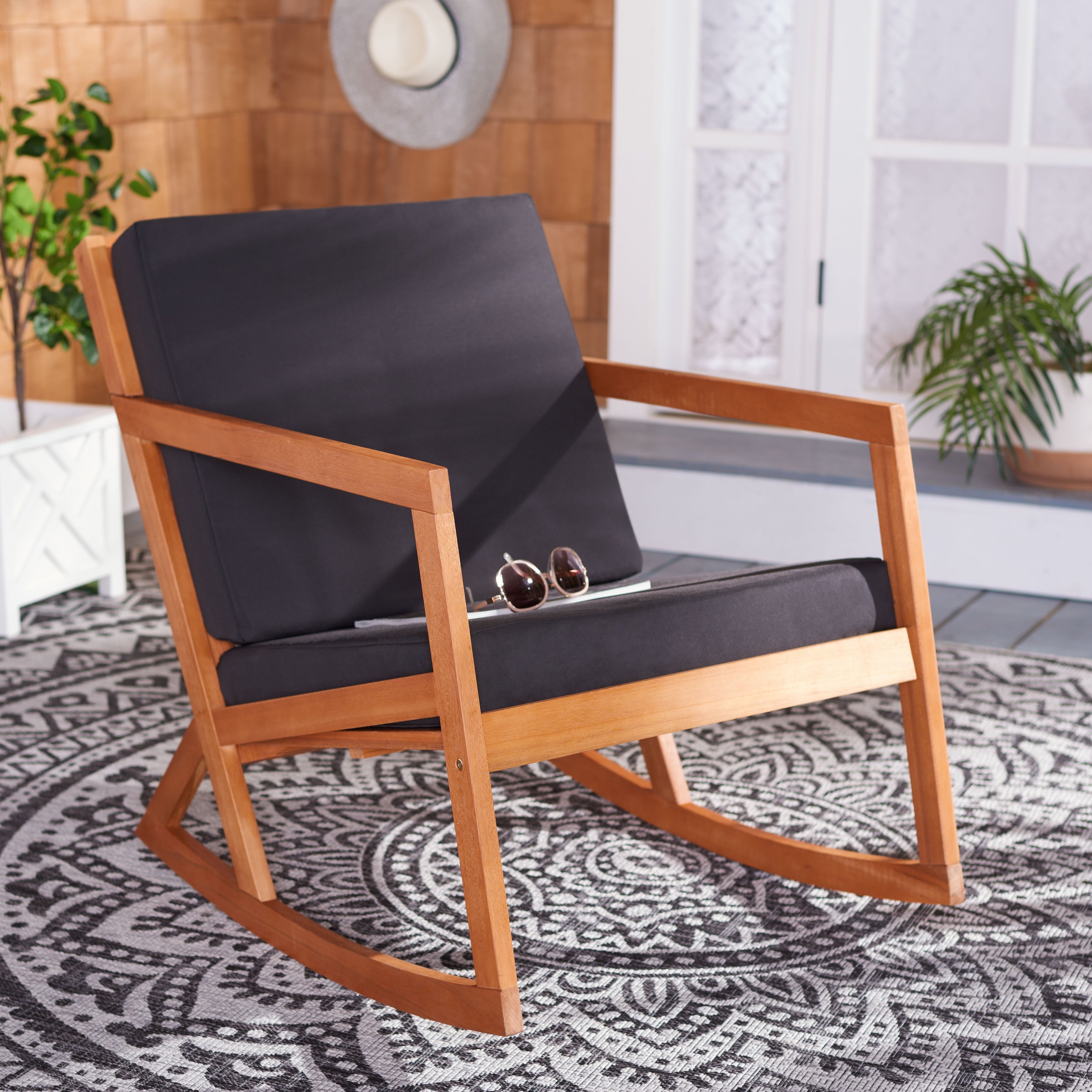Sedia a dondolo da esterno SAFAVIEH Makaila con cuscino - 26L x 31P x 38A
