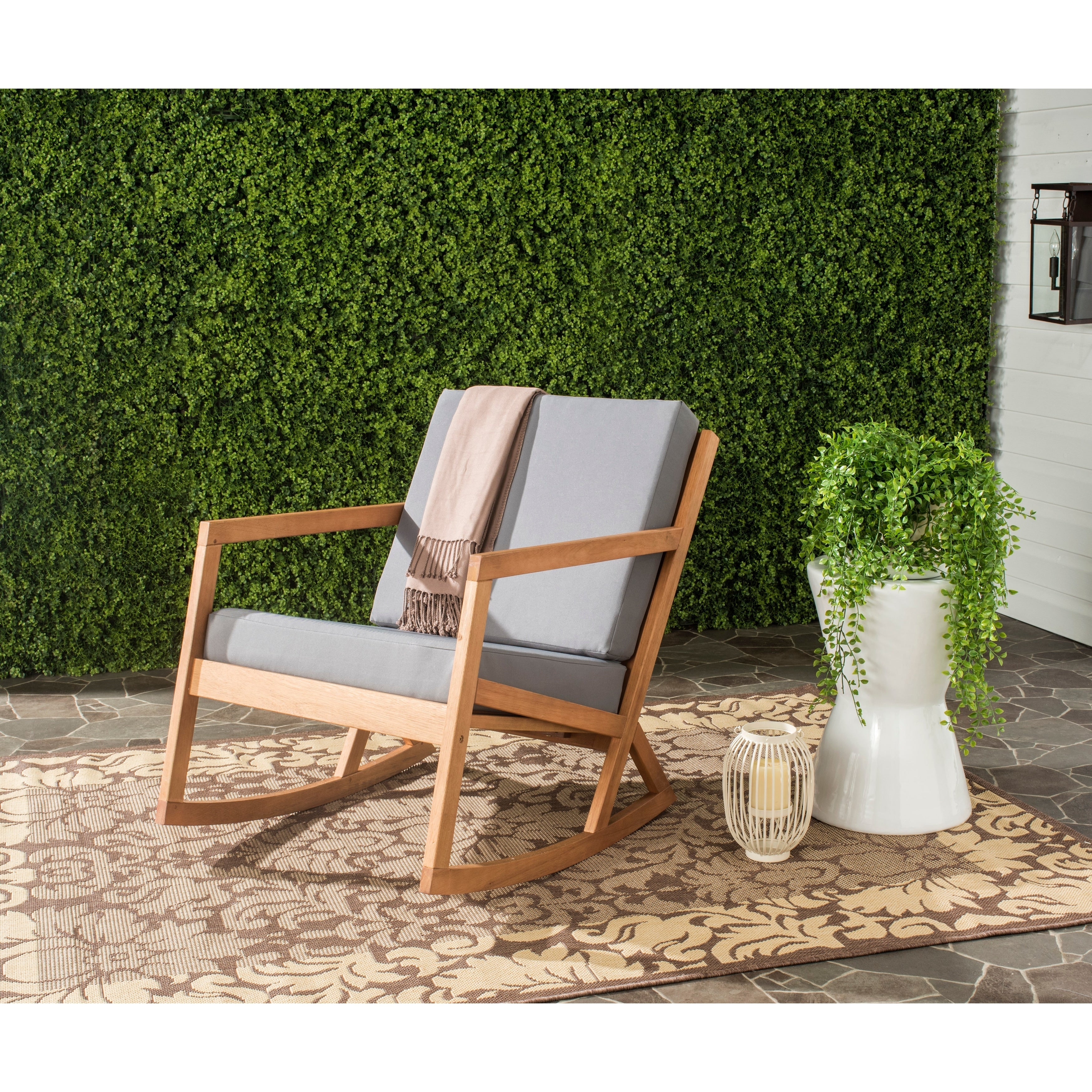 Sedia a dondolo da esterno SAFAVIEH Makaila con cuscino - 26L x 31P x 38A