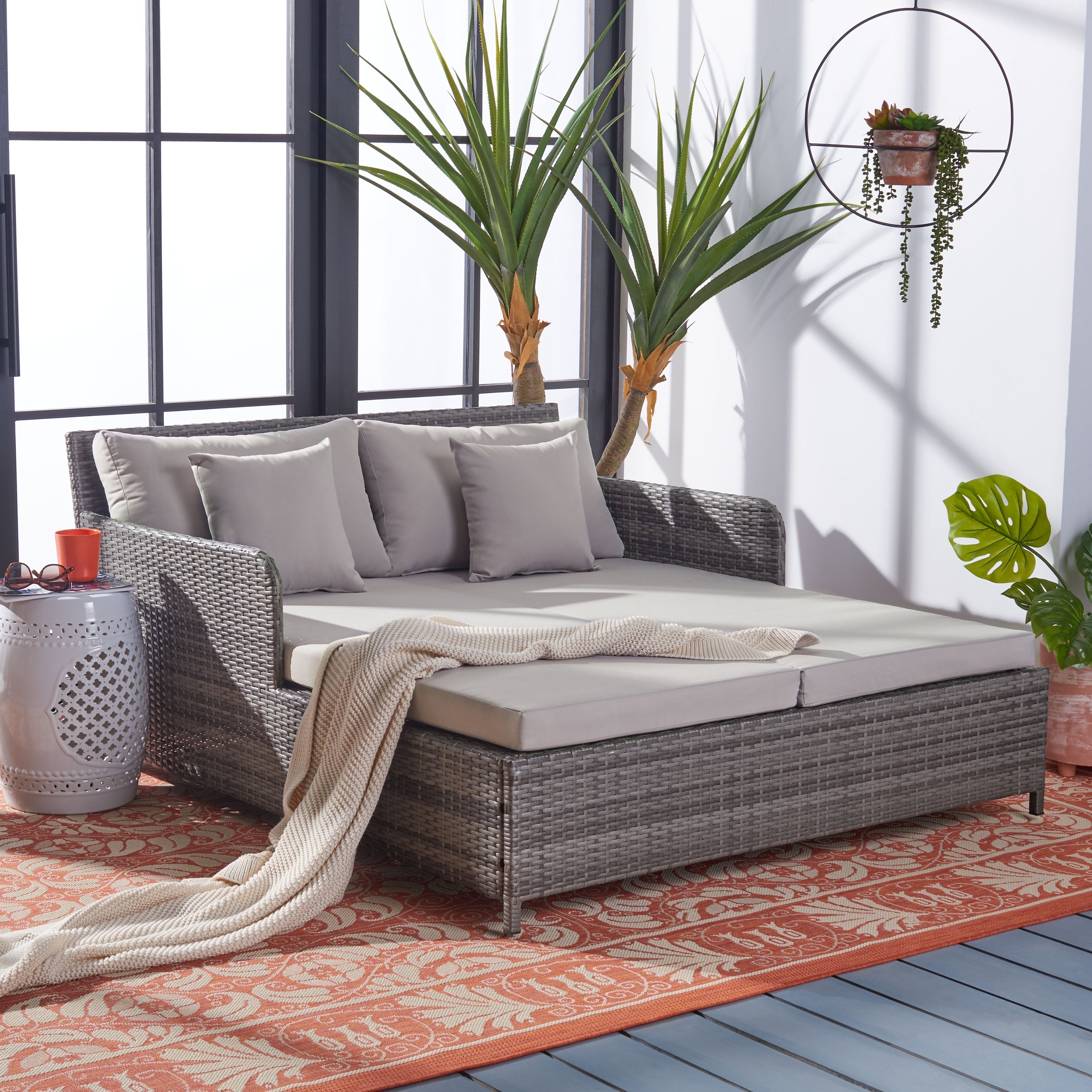 Divano letto da esterno in vimini Taniyah SAFAVIEH con cuscino e cuscini - 53L x 28P x 62A