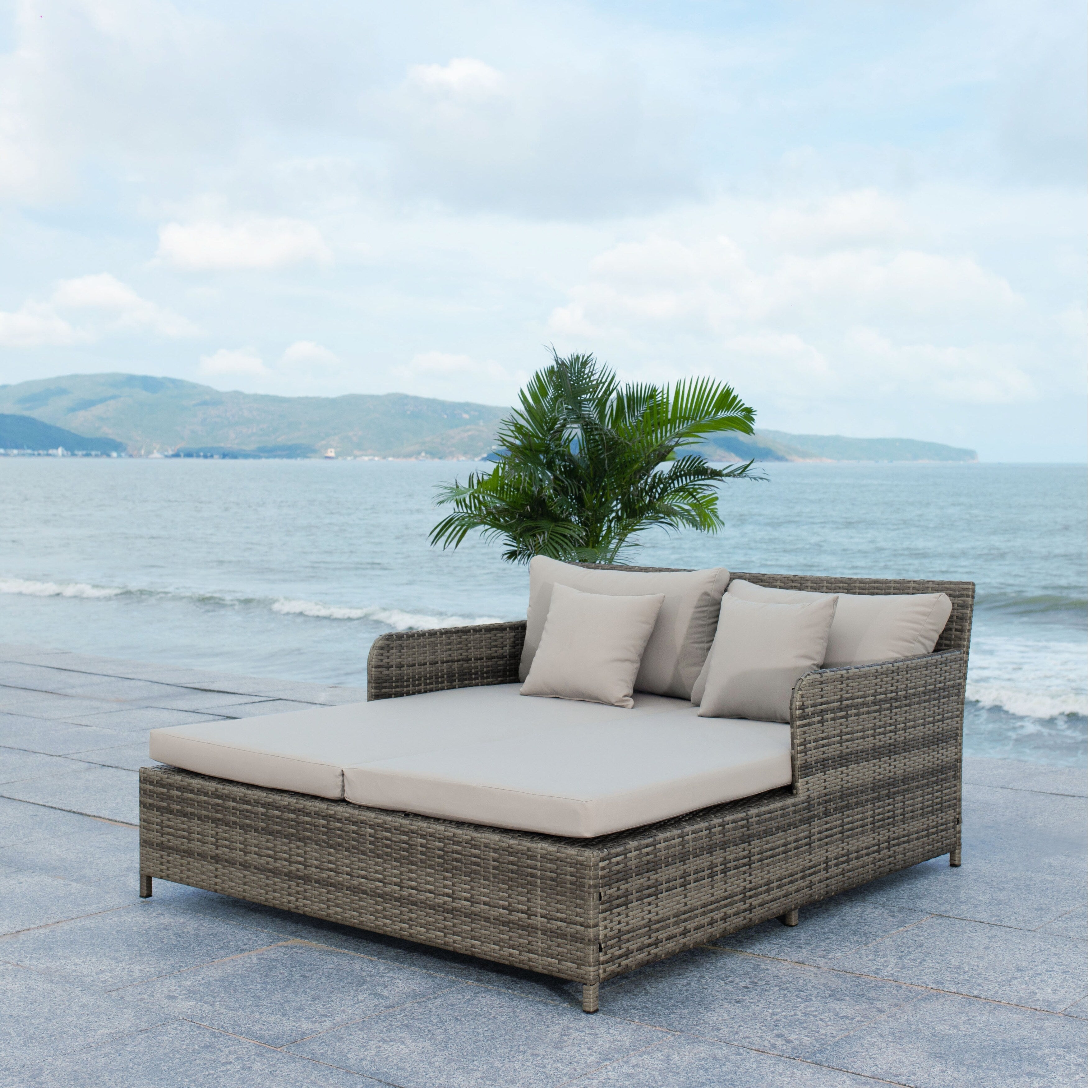 Divano letto da esterno in vimini Taniyah SAFAVIEH con cuscino e cuscini - 53L x 28P x 62A