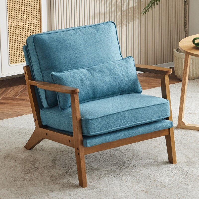 Poltrona imbottita in misto lino con gambe in legno e un cuscino beige