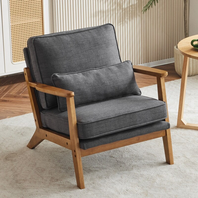 Poltrona imbottita in misto lino con gambe in legno e un cuscino beige