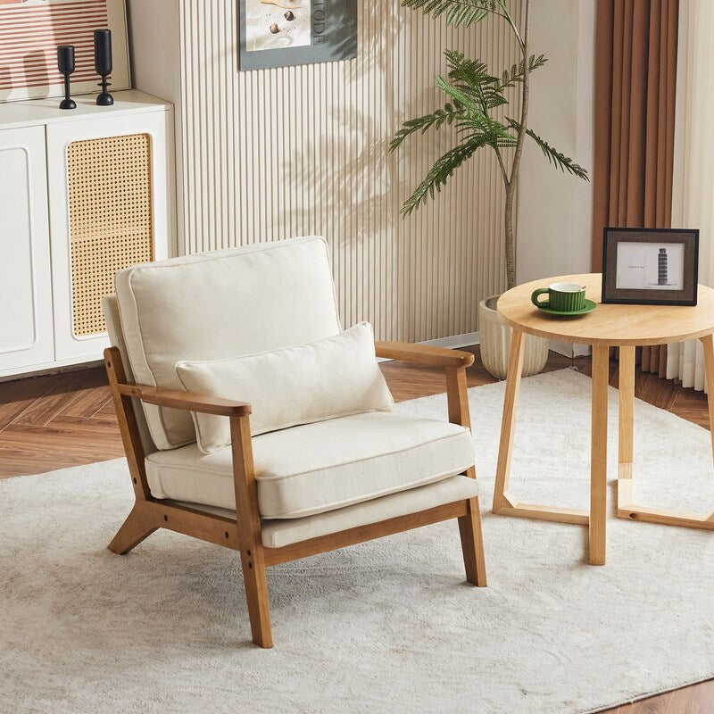 Poltrona imbottita in misto lino con gambe in legno e un cuscino beige