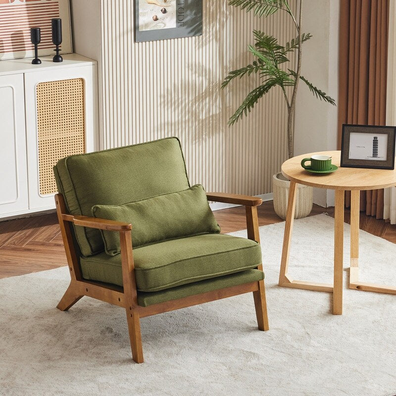 Poltrona imbottita in misto lino con gambe in legno e un cuscino beige