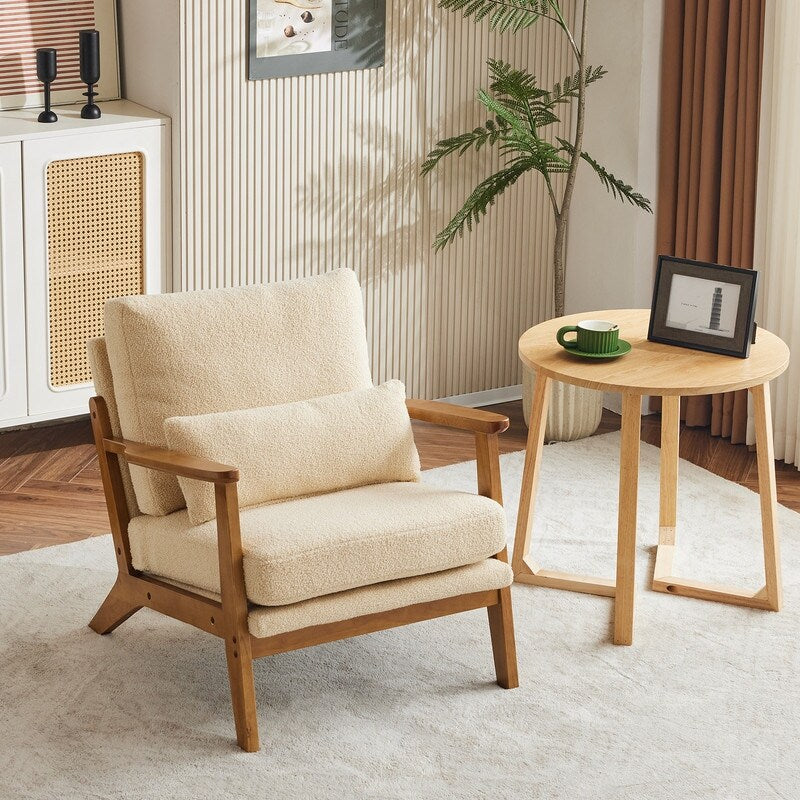 Poltrona imbottita in misto lino con gambe in legno e un cuscino beige