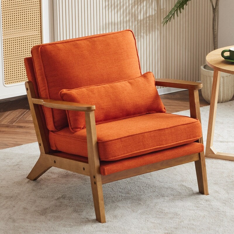 Poltrona imbottita in misto lino con gambe in legno e un cuscino beige