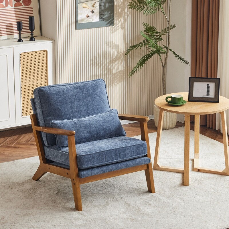 Poltrona imbottita in misto lino con gambe in legno e un cuscino beige