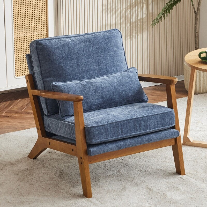 Poltrona imbottita in misto lino con gambe in legno e un cuscino beige