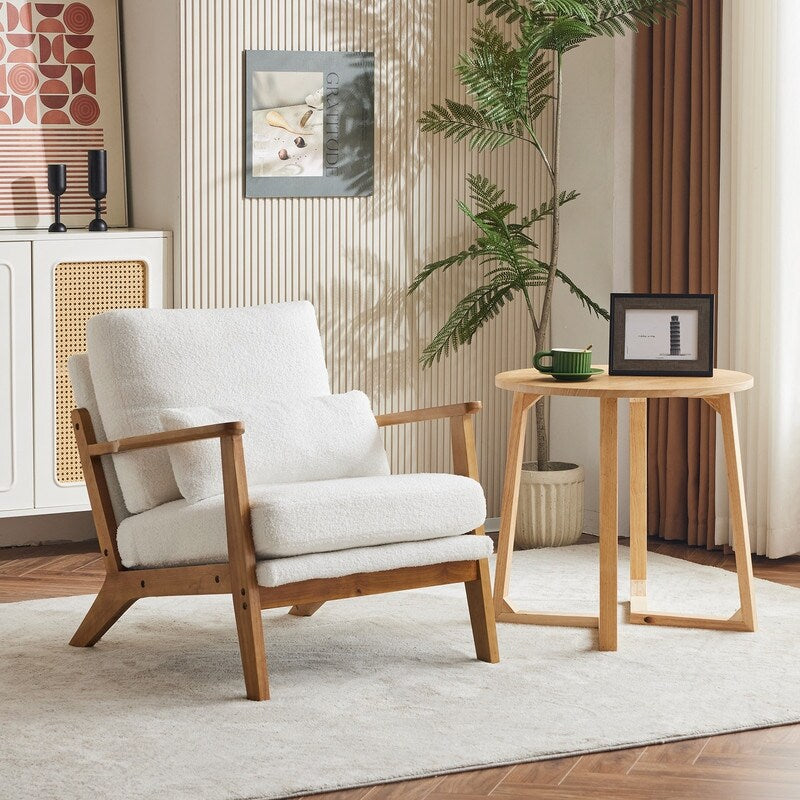 Poltrona imbottita in misto lino con gambe in legno e un cuscino beige