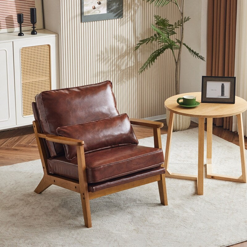 Poltrona imbottita in misto lino con gambe in legno e un cuscino beige