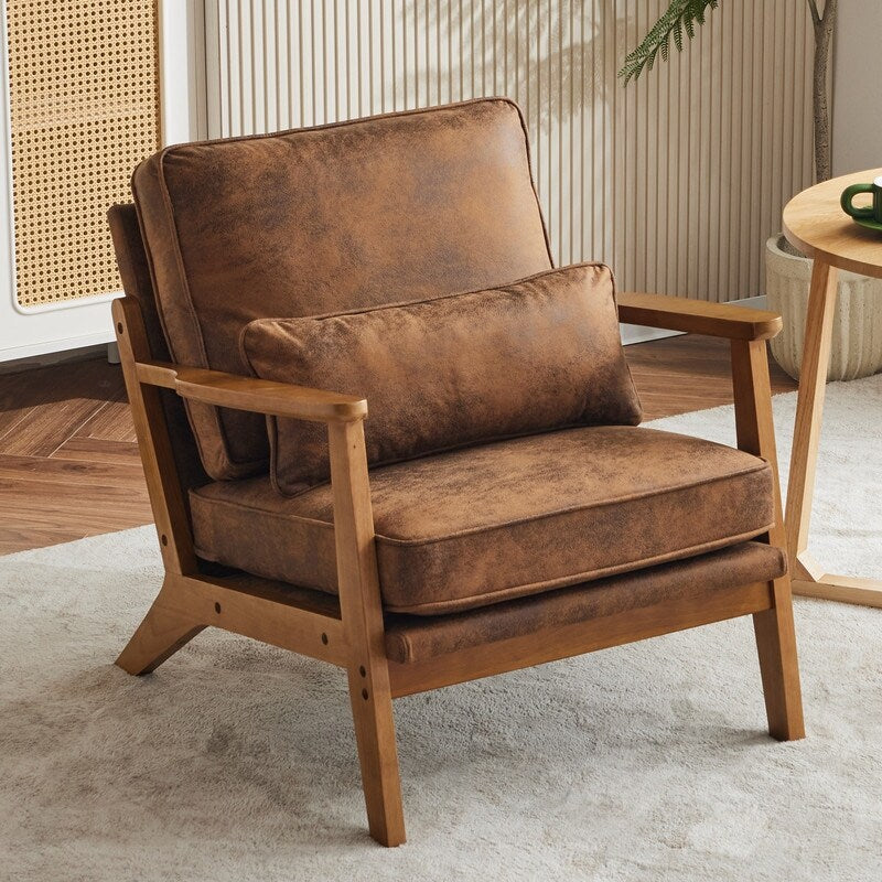 Poltrona imbottita in misto lino con gambe in legno e un cuscino beige