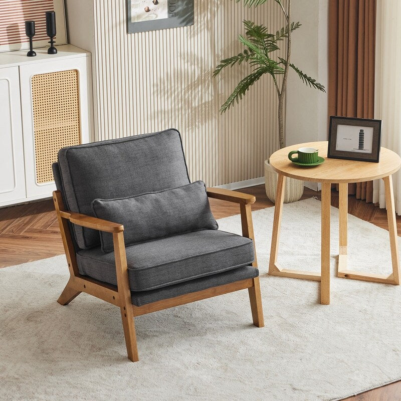 Poltrona imbottita in misto lino con gambe in legno e un cuscino beige