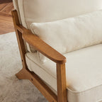 Poltrona imbottita in misto lino con gambe in legno e un cuscino beige