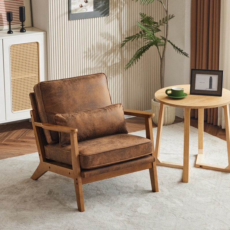 Poltrona imbottita in misto lino con gambe in legno e un cuscino beige