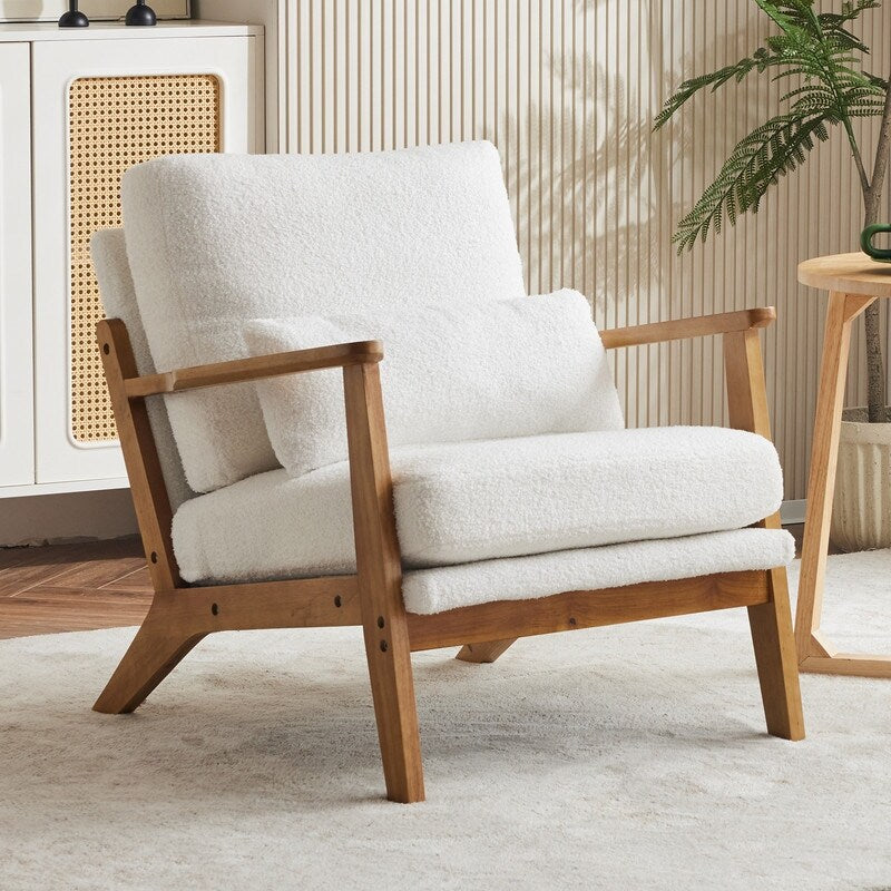 Poltrona imbottita in misto lino con gambe in legno e un cuscino beige