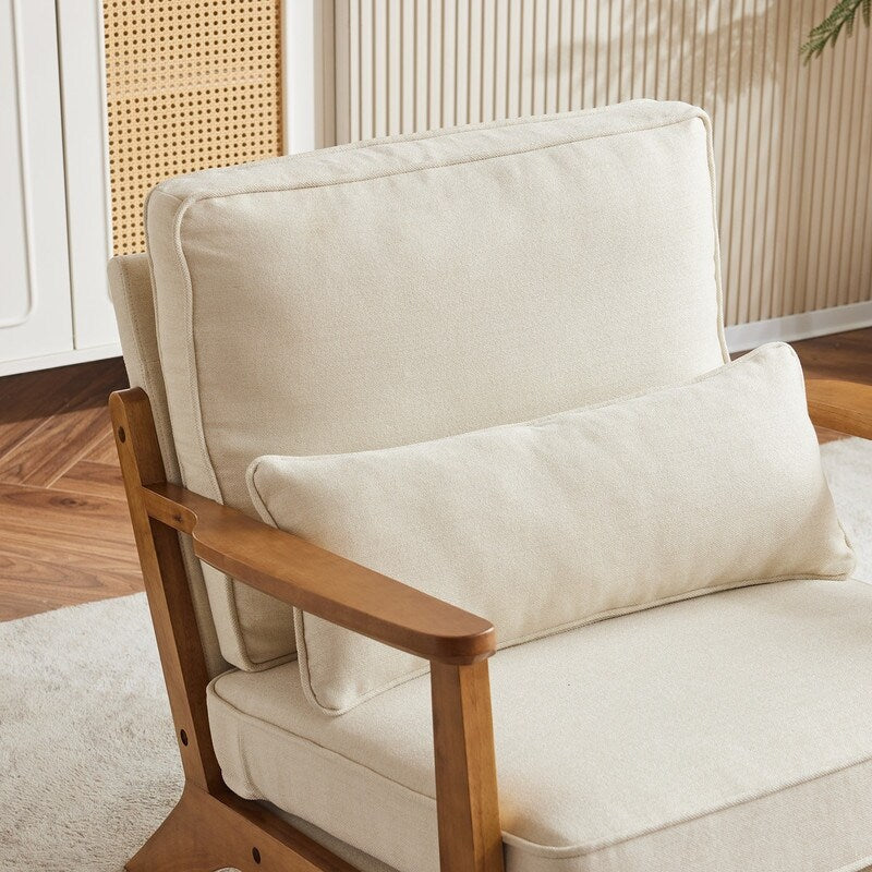 Poltrona imbottita in misto lino con gambe in legno e un cuscino beige