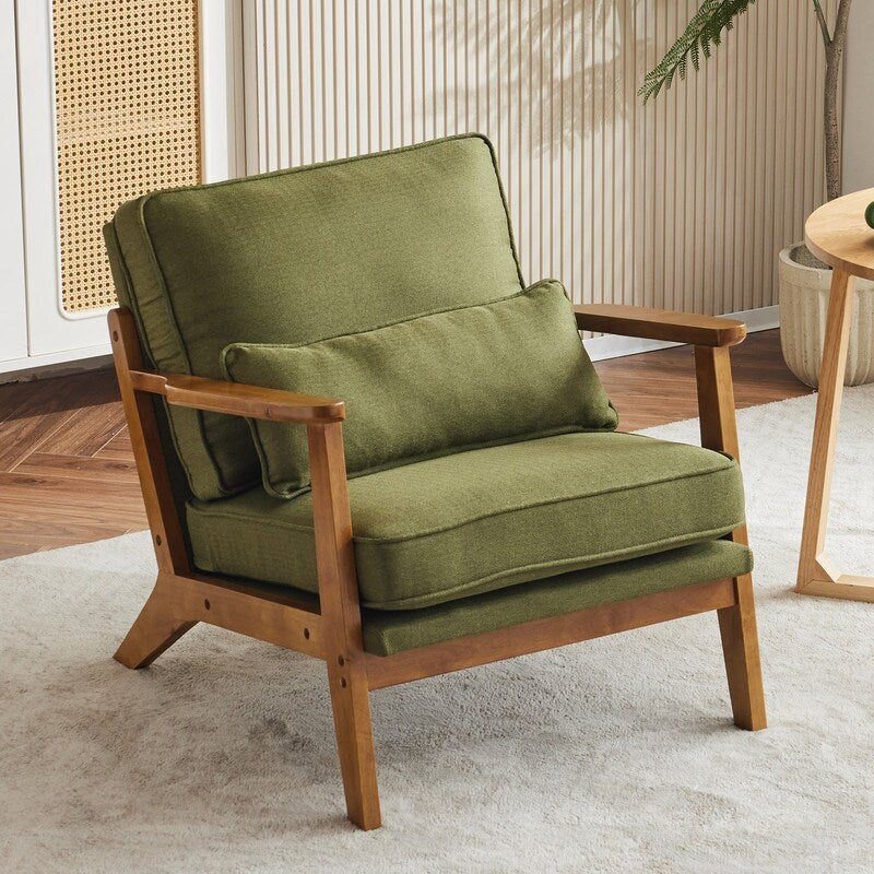 Poltrona imbottita in misto lino con gambe in legno e un cuscino beige