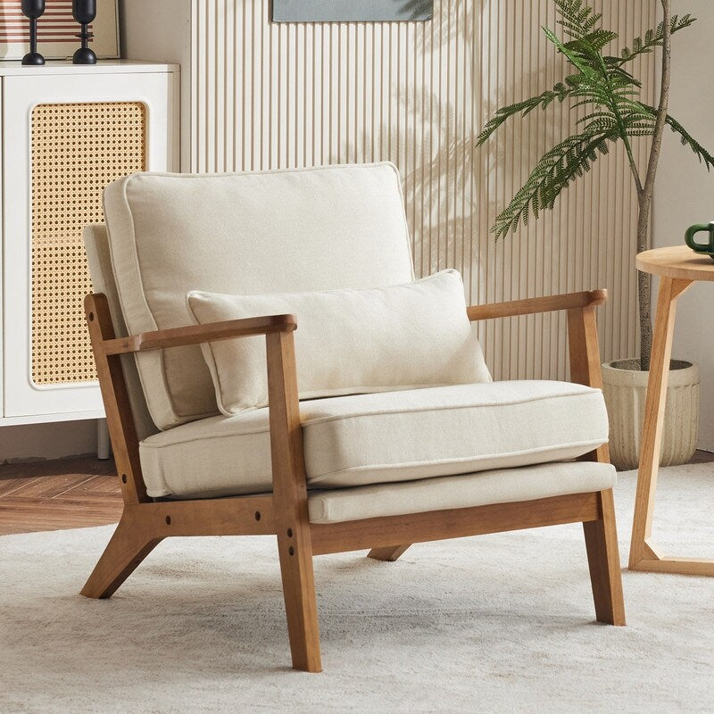 Poltrona imbottita in misto lino con gambe in legno e un cuscino beige