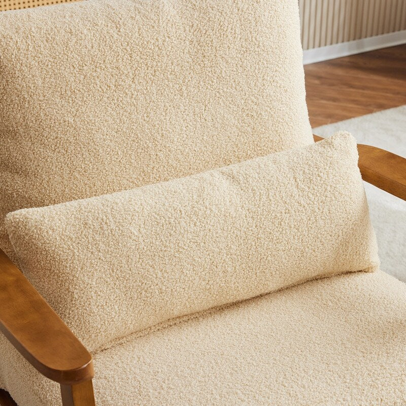 Poltrona imbottita in misto lino con gambe in legno e un cuscino beige
